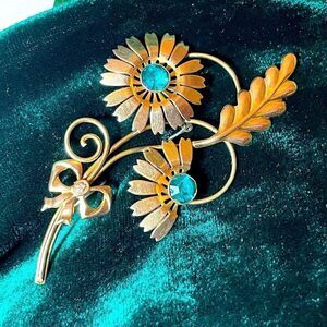 Vintage double daisy gold Filled brooch pin with emerald colored stone